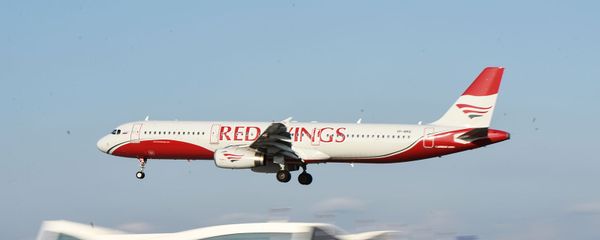 Пассажирский авиалайнер Airbus A321-231 авиакомпании Red Wings в аэропорту Симферополя - Sputnik Армения