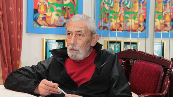 Вахтанг Кикабидзе отвечает на вопросы журналистов в своем доме (12 октября 2011). Тбилиси - Sputnik Армения