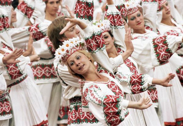 Танцевальная сюита Дружба народов на торжественной церемонии открытия XXII Олимпийских игр в Москве Танцевальная сюита Дружба народов на торжественной церемонии открытия XXII Олимпийских игр в Москве - Sputnik Армения
