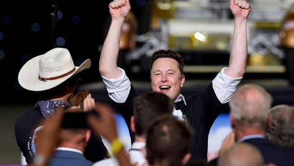 Генеральный директор SpaceX Илон Маск празднует запуск ракеты SpaceX Falcon 9 и космического корабля Crew Dragon во время миссии NASA SpaceX Demo-2 (30 мая 2020). Мыс Канаверал - Sputnik Армения
