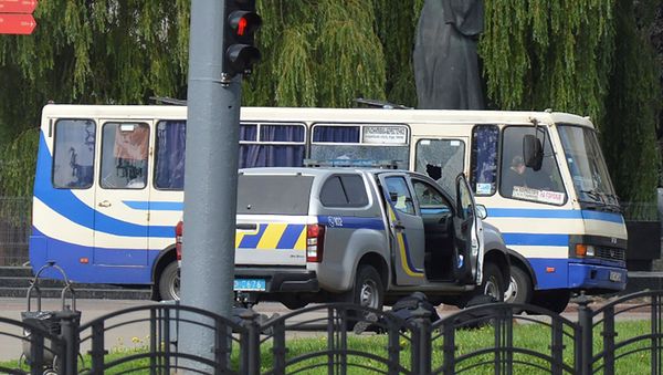 Украинские правоохранители лежат на Земле за автомобилем рядом с захваченным пассажирским автобусом (21 июля 2020). Луцк Украинские правоохранители лежат на Земле за автомобилем рядом с захваченным пассажирским автобусом (21 июля 2020). Луцк - Sputnik Армения