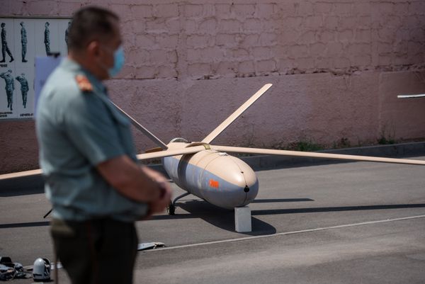 В Ереване показали сбитые и захваченные дроны ВС Азербайджана - Sputnik Армения