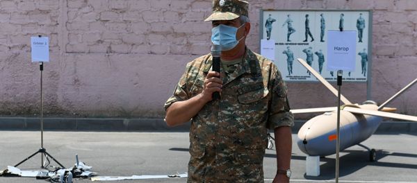 Начальник Военно-авиационного института им. маршала Ханферянца генерал-майор Даниел Балаян на показе сбитых и захваченных азербайджанских беспилотников, организованного министерством обороны Армении (21 июля 2020). Еревaн - Sputnik Армения