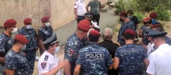 Полиция подвергла приводу Ашота Блеяна (21 июля 2020). Еревaн Полиция подвергла приводу Ашота Блеяна (21 июля 2020). Еревaн - Sputnik Армения