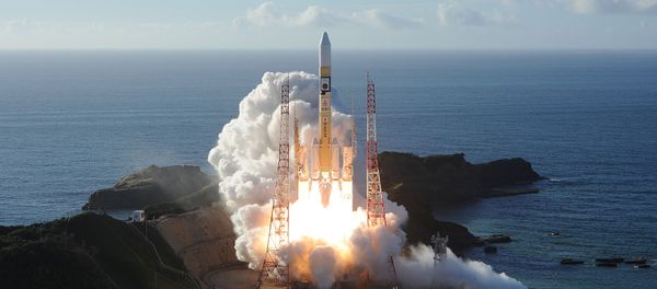 Запуск ракеты-носителя H-IIA с космическим зондом Надежда, созданным инженерами ОАЭ, с японского острова Танэгасима - Sputnik Армения