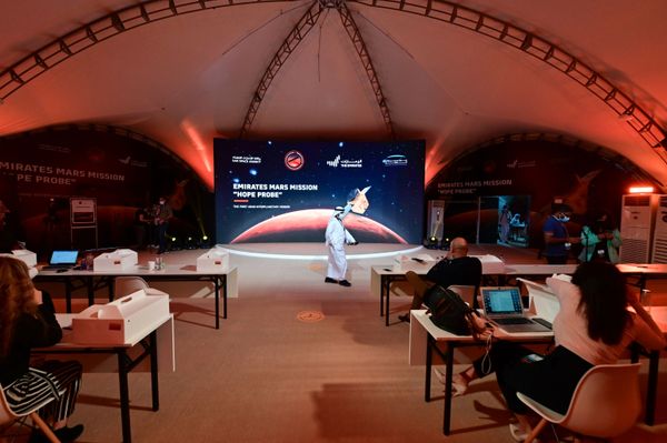 Люди ждут запуска зонда Hope в космическом центре  Mohammed Bin Rashid Space Centre в Дубае - Sputnik Армения