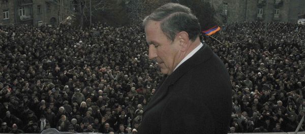 Кандидат в президенты от оппозиции Левон Тер-Петросян выступает перед сторонниками (20 февраля 2008). Еревaн - Sputnik Արմենիա