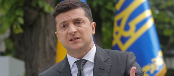 Президент Украины Владимир Зеленский во время пресс-конференции под открытым небом, через год после своей инаугурации, на фоне вспышки коронавирусной болезни (20 мая 2020). Киев - Sputnik Армения