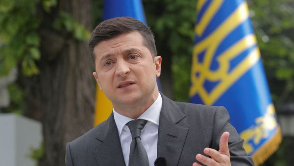 Президент Украины Владимир Зеленский во время пресс-конференции под открытым небом, через год после своей инаугурации, на фоне вспышки коронавирусной болезни (20 мая 2020). Киев - Sputnik Армения