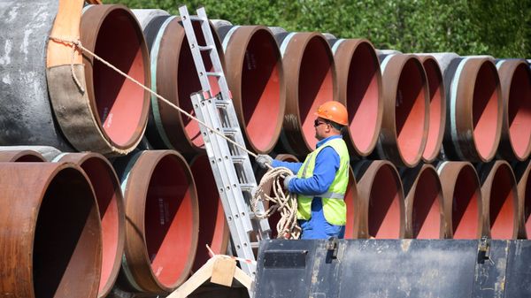Рабочий на участке строительства газопровода. Архивное фото - Sputnik Армения
