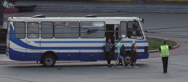 Трое заложников выходят из захваченного пассажирского автобуса в городе Луцк (21 июля 2020). Украина Трое заложников выходят из захваченного пассажирского автобуса в городе Луцк (21 июля 2020). Украина - Sputnik Армения