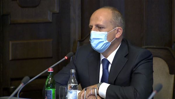 Кандидат в судьи КС от правительства Ваграм Аветисян на заседании правительства Армении (23 июля 2020). Еревaн Кандидат в судьи КС от правительства Ваграм Аветисян на заседании правительства Армении (23 июля 2020). Еревaн - Sputnik Армения