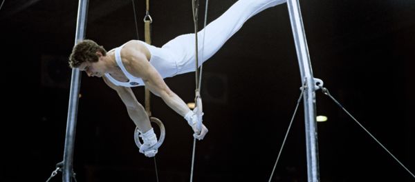 Александр Дитятин, абсолютный Олимпийский чемпион 1980 года по спортивной гимнастике, выполняет упражнение на кольцах. XXII летние Олимпийские игры. - Sputnik Армения
