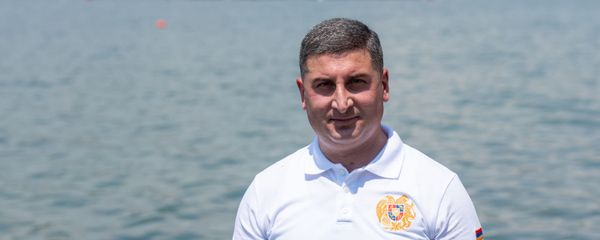 Губернатор Гегаркуникской облати Гнел Саносян после пресс-конференции на берегу озера Севан (24 июля 2020). Гегаркуник Губернатор Гегаркуникской облати Гнел Саносян после пресс-конференции на берегу озера Севан (24 июля 2020). Гегаркуник - Sputnik Армения