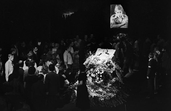 О смерти Высоцкого узнали через день: почему о кончине всесоюзного кумира умолчали О смерти Высоцкого узнали через день: почему о кончине всесоюзного кумира умолчали - Sputnik Армения