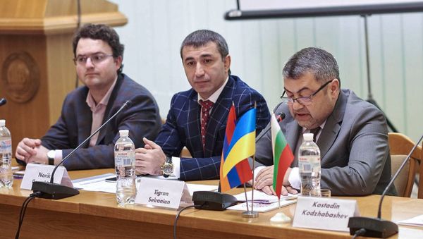 Посол Армении в Украине Тигран Сейранян на круглом столе по теме 104-й годовщины Геноцида армян (23 апреля 2019). Киев - Sputnik Армения