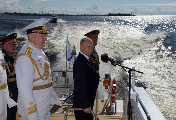 Президент РФ, верховный главнокомандующий Владимир Путин приветствует участников Главного военно-морского парада по случаю Дня Военно-морского флота РФ на Кронштадтском рейде в Финском заливе - Sputnik Армения