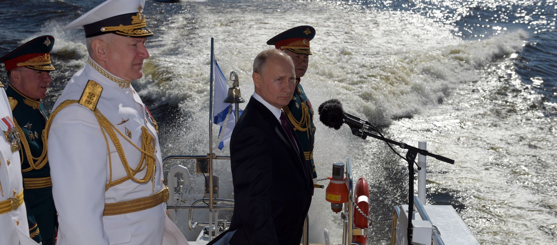 Президент РФ, верховный главнокомандующий Владимир Путин приветствует участников Главного военно-морского парада по случаю Дня Военно-морского флота РФ на Кронштадтском рейде в Финском заливе - Sputnik Արմենիա, 1920, 27.02.2021