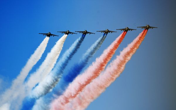 Штурмовики Су-25 на Главном военно-морском параде России в Санкт-Петербурге - Sputnik Армения