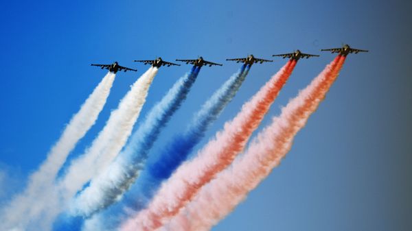 Штурмовики Су-25 на Главном военно-морском параде России в Санкт-Петербурге - Sputnik Армения