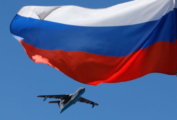 Самолет-амфибия Бе-200 в небе во время Главного военно-морского парада по случаю Дня Военно-морского флота РФ в Санкт-Петербурге - Sputnik Армения