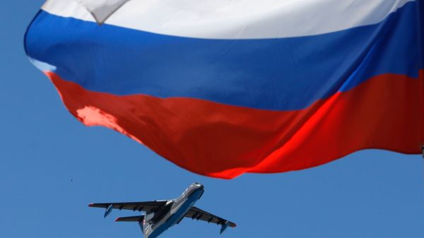 Самолет-амфибия Бе-200 в небе во время Главного военно-морского парада по случаю Дня Военно-морского флота РФ в Санкт-Петербурге - Sputnik Армения