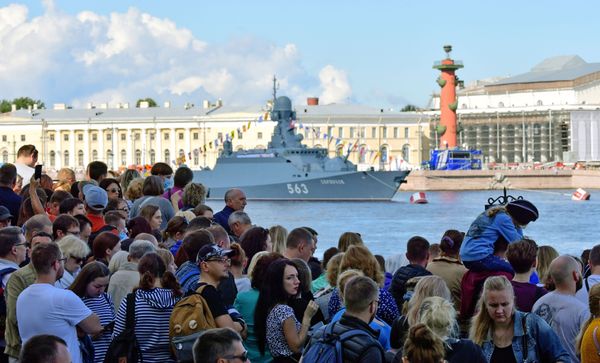 Жители на набережной Санкт-Петербурга, чтобы посмотреть проход кораблей во время Главного военно-морского парада России - Sputnik Армения