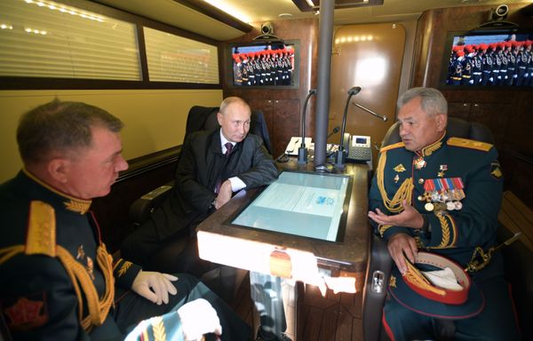 Президент РФ, верховный главнокомандующий Владимир Путин, министр обороны РФ Сергей Шойгу (справа) и командующий войсками Западного военного округа Александр Журавлев (слева) в каюте президентского катера во время перехода в акваторию Финского залива - Sputnik Армения