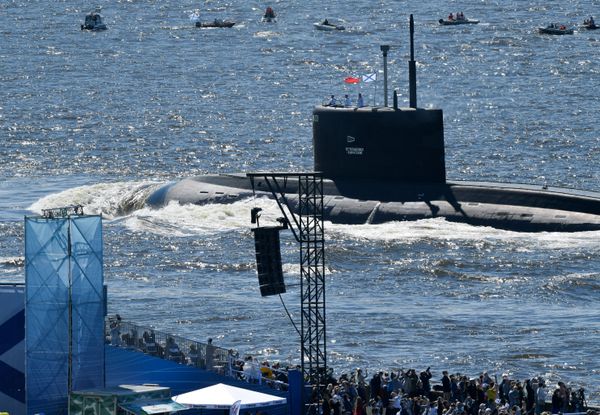 Подводная лодка Б-274 Петропавловск-Камчатский проекта 636.3 Варшавянка во время Главного военно-морского парада по случаю Дня Военно-морского флота РФ в Финском заливе - Sputnik Армения