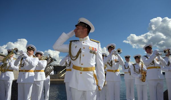  Музыканты духоворго оркестра во время Главного военно-морского парада по случаю Дня Военно-морского флота РФ в акватории Невы в Санкт Петербурге - Sputnik Армения