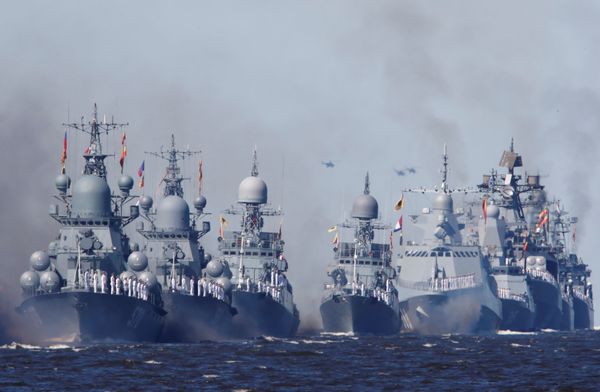 Военные корабли ВМФ России во время Главного военно-морского парада по случаю Дня Военно-морского флота РФ в Кронштадте - Sputnik Армения