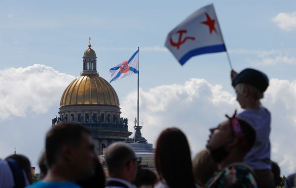 Зрители во время Главного военно-морского парада по случаю Дня Военно-морского флота РФ в акватории Невы в Санкт-Петербурге - Sputnik Армения