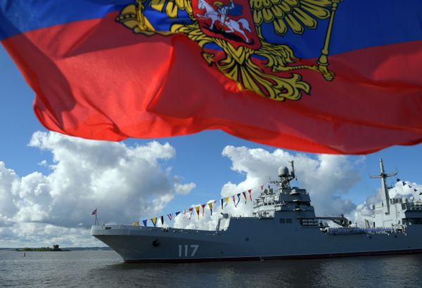 Большой десантный корабль Петр Моргунов во время Главного военно-морского парада по случаю Дня Военно-морского флота РФ на Кронштадтском рейде в Финском заливе - Sputnik Армения