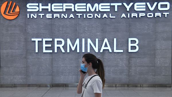 Пассажир в терминале B аэропорта Шереметьево (27 июля 2020). Москвa - Sputnik Армения