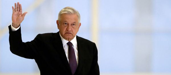 Президент Мексики Андрес Мануэль Лопес Обрадор проводит пресс-конференцию в президентском ангаре, на заднем плане президентского самолета, в Международном аэропорту имени Бенито Хуареса (27 июля 2020). Мехико - Sputnik Армения