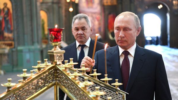 Президент России Владимир Путин и министр обороны Сергей Шойгу в главном храме Вооружённых Сил (22 июня 2020). Парк Патриот Президент России Владимир Путин и министр обороны Сергей Шойгу в главном храме Вооружённых Сил (22 июня 2020). Парк Патриот - Sputnik Армения