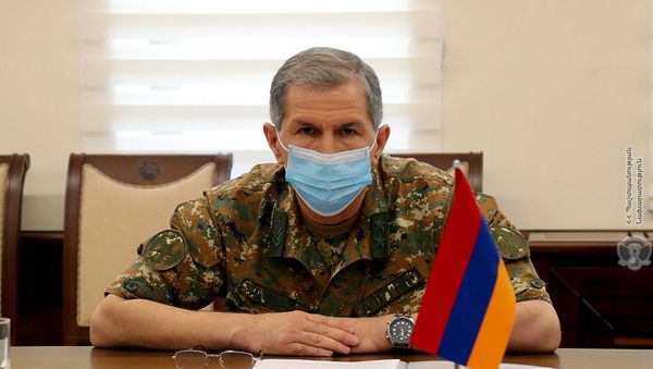 Начальник Генштаба ВС РА Оник Гаспарян на встрече с Чрезвычайным и Полномочным послом США в Армении (28 июля 2020). Еревaн - Sputnik Армения