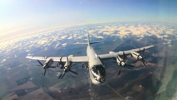 Высший пилотаж: экипажи ракетоносцев Ту-95 отработали дозаправку в воздухе - Sputnik Армения