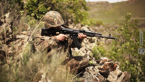 Армянский военнослужащий на боевой позиции - Sputnik Армения
