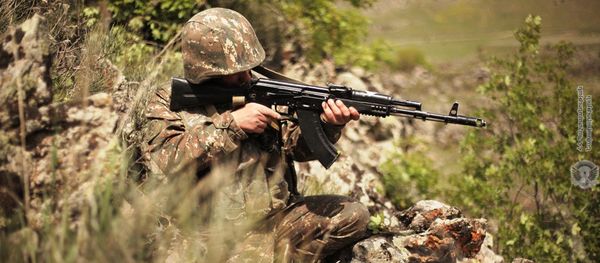 Армянский военнослужащий на боевой позиции Армянский военнослужащий на боевой позиции - Sputnik Армения