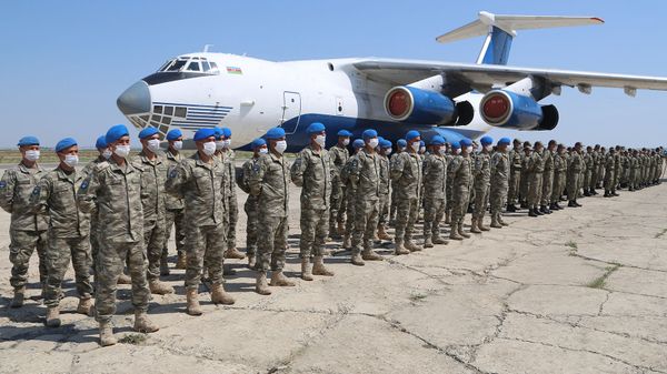 Военнослужащие ВС Азербайджана на торжественной церемонии встречи турецких военных, прибывших на учения в Азербайджан. Стоп-кадр с видео, предоставленного Минобороны Азербайджана (26 июля 2020). - Sputnik Армения
