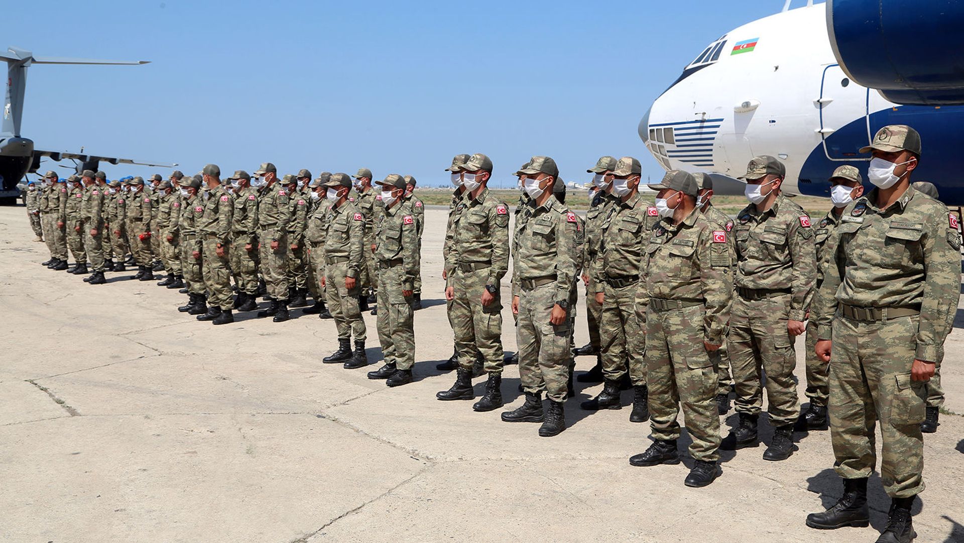 Военнослужащие на торжественной церемонии встречи турецких военных, прибывших на учения в Азербайджан. Стоп-кадр с видео, предоставленного Минобороны Азербайджана (26 июля 2020). Военнослужащие на торжественной церемонии встречи турецких военных, прибывших на учения в Азербайджан. Стоп-кадр с видео, предоставленного Минобороны Азербайджана (26 июля 2020). - Sputnik Армения, 1920, 04.04.2021