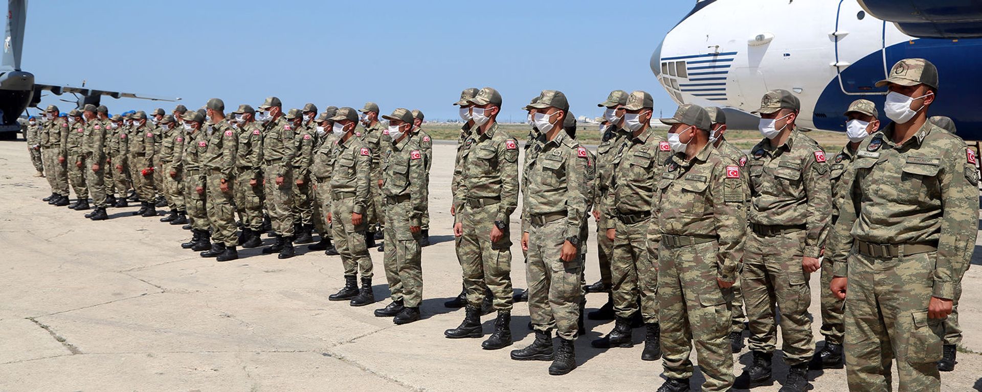 Военнослужащие на торжественной церемонии встречи турецких военных, прибывших на учения в Азербайджан. Стоп-кадр с видео, предоставленного Минобороны Азербайджана (26 июля 2020). - Sputnik Արմենիա, 1920, 16.05.2021