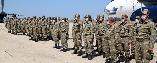 Военнослужащие на торжественной церемонии встречи турецких военных, прибывших на учения в Азербайджан. Стоп-кадр с видео, предоставленного Минобороны Азербайджана (26 июля 2020). - Sputnik Արմենիա