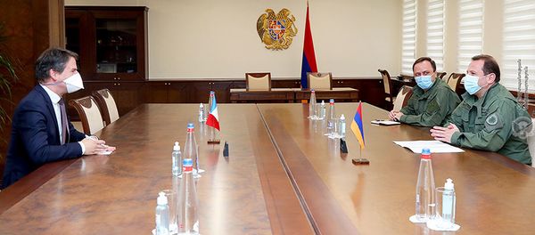 Министр обороны Давид Тоноян встретился с Чрезвычайным и Полномочным послом Франции в Армении Джонатаном Лакотом (29 июля 2020). Еревaн - Sputnik Армения