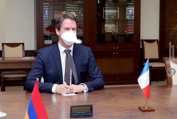 Давид Тоноян встретился с послом Франции – армянская сторона следит за учениями у границ - Sputnik Армения