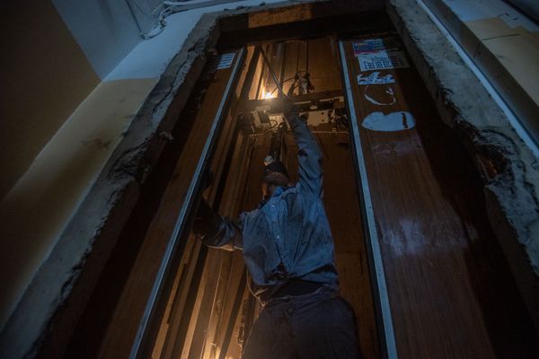 Монтаж новых лифтов в административном районе Нор-Норк (29 июля 2020). Еревaн - Sputnik Армения