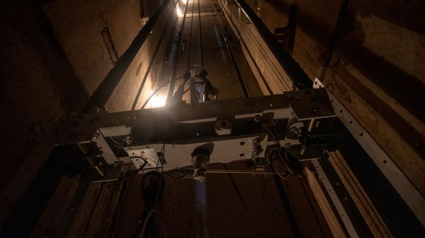 Монтаж новых лифтов в административном районе Нор-Норк (29 июля 2020). Еревaн - Sputnik Армения