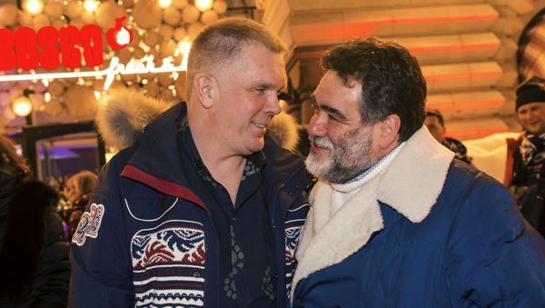 Журналист Андрей Колесников (слева) и председатель наблюдательного совета компании Bosco di Ciliegi Михаил Куснирович  - Sputnik Армения