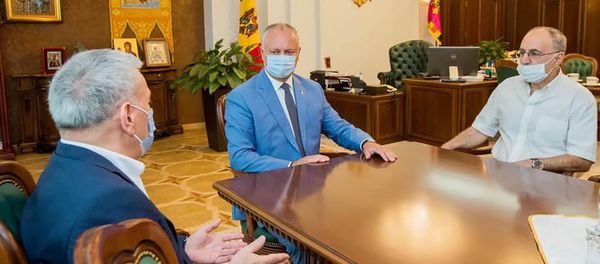 Президент Молдовы Игорь Додон провел рабочую встречу с представителем Армянской общины Молдовы Геннадием Бабаяном и с представителем Конгресса азербайджанцев Молдовы Фейрузом Исаевым (30 июля 2020). Кишинев - Sputnik Արմենիա